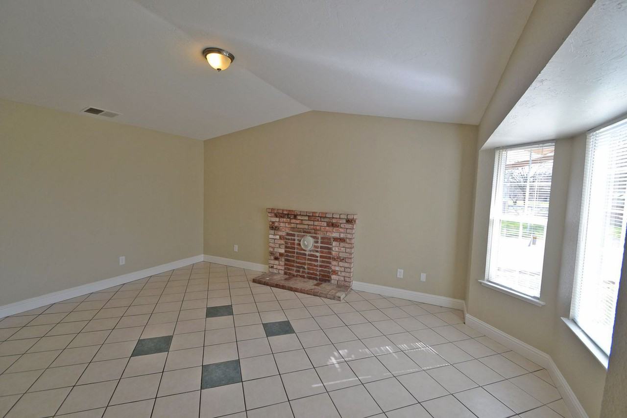 549 Jamie Ct - Photo 2 of 13