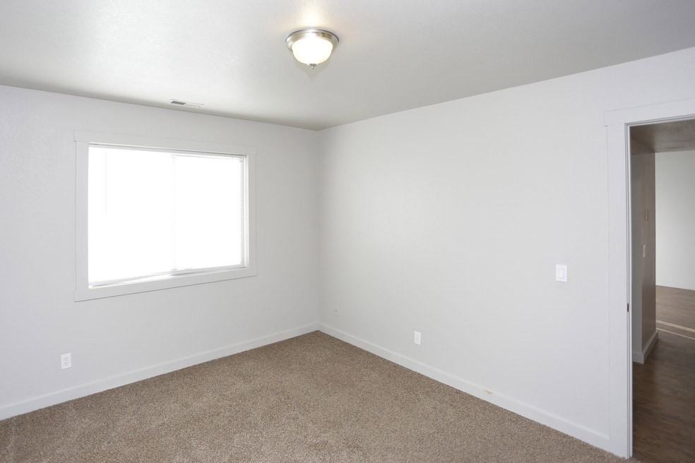 Holladay Grove Apartments - Photo 7 of 18