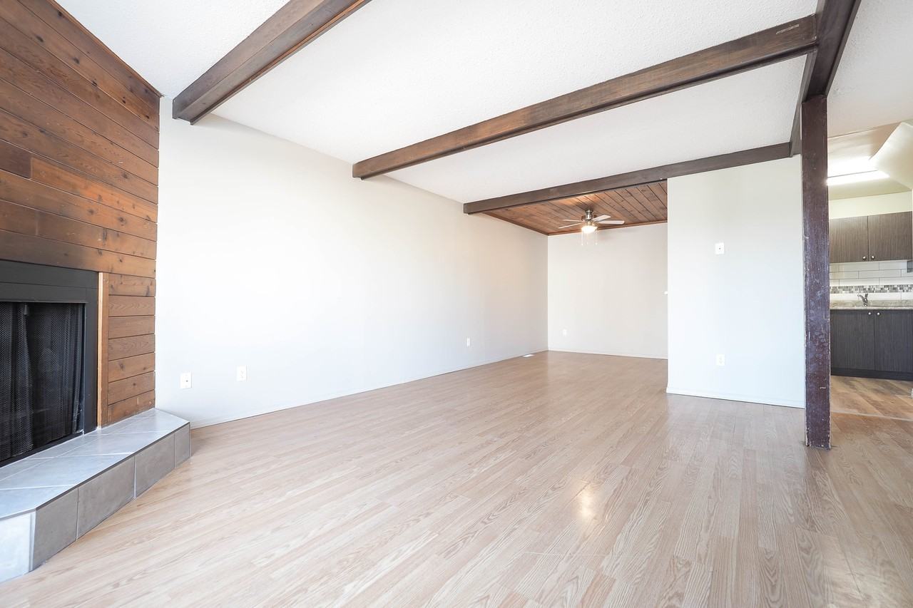 132 Knottwood Road North Northwest - Photo 2 of 9