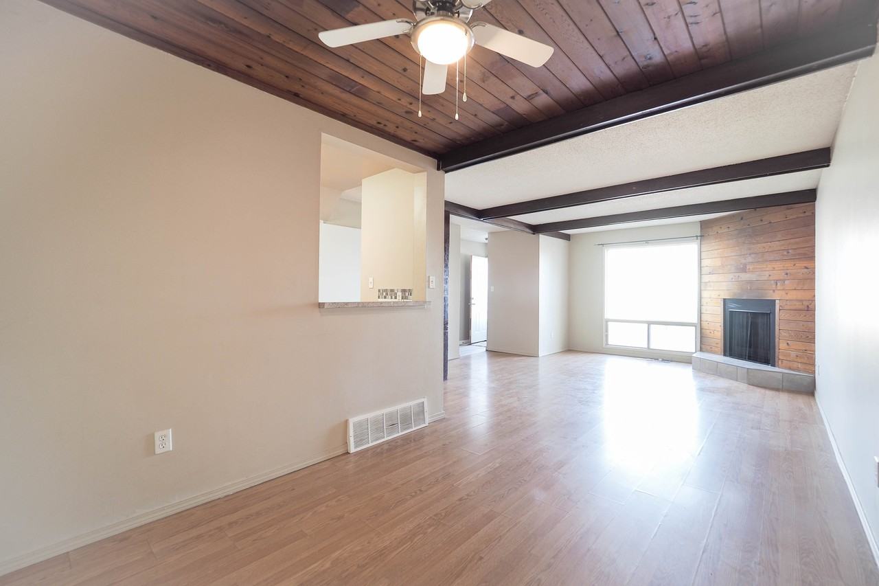 132 Knottwood Road North Northwest - Photo 3 of 9