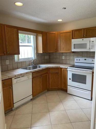 702 Crosswinds Dr - Photo 3 of 8