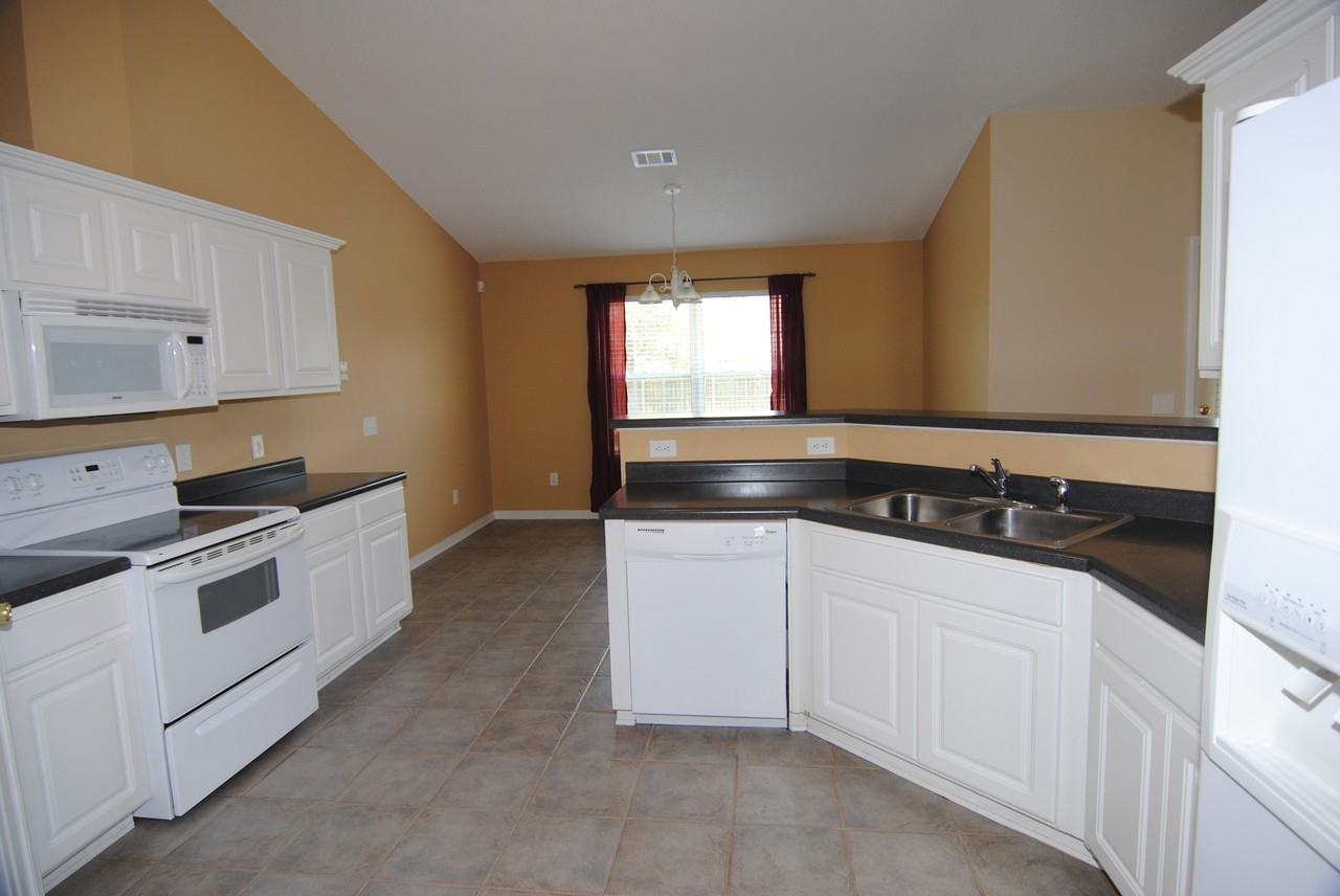 1194 Freeboard Blvd - Photo 2 of 24