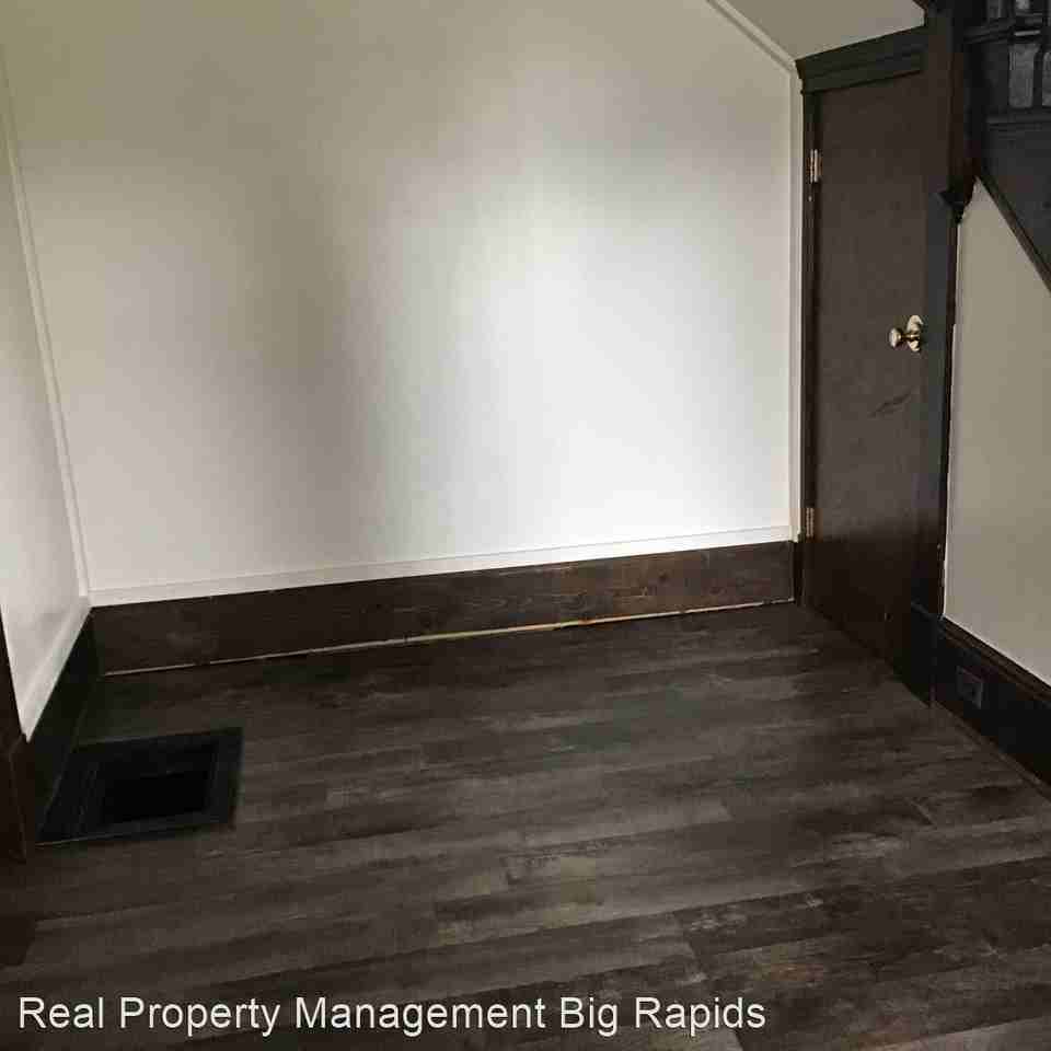 303 S Michigan Ave - Photo 2 of 17