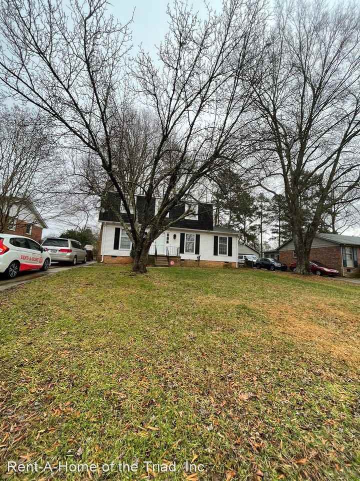 3007 Royalton Dr - Photo 2 of 16