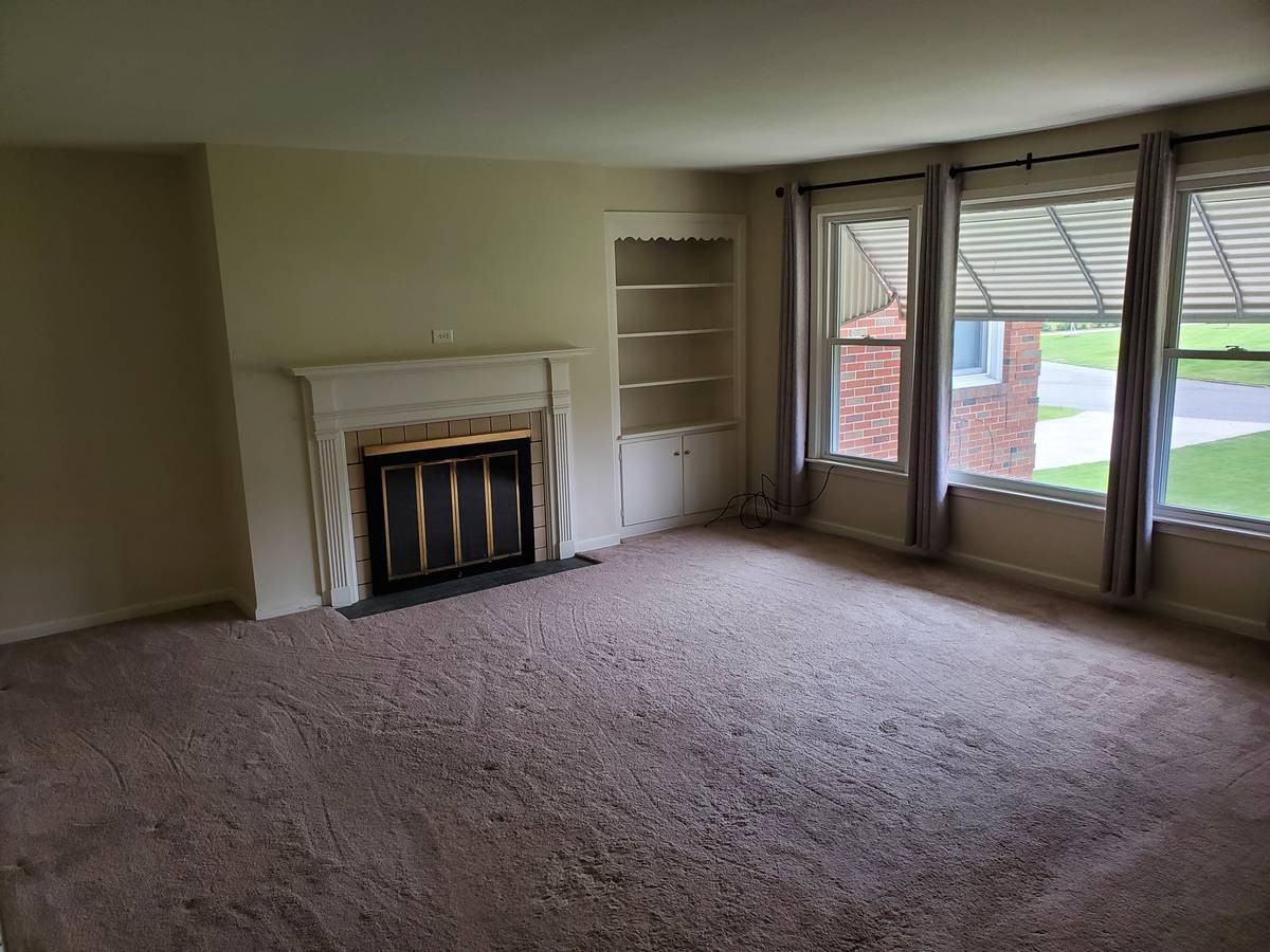 923 Dickson Parkway - Photo 2 of 6