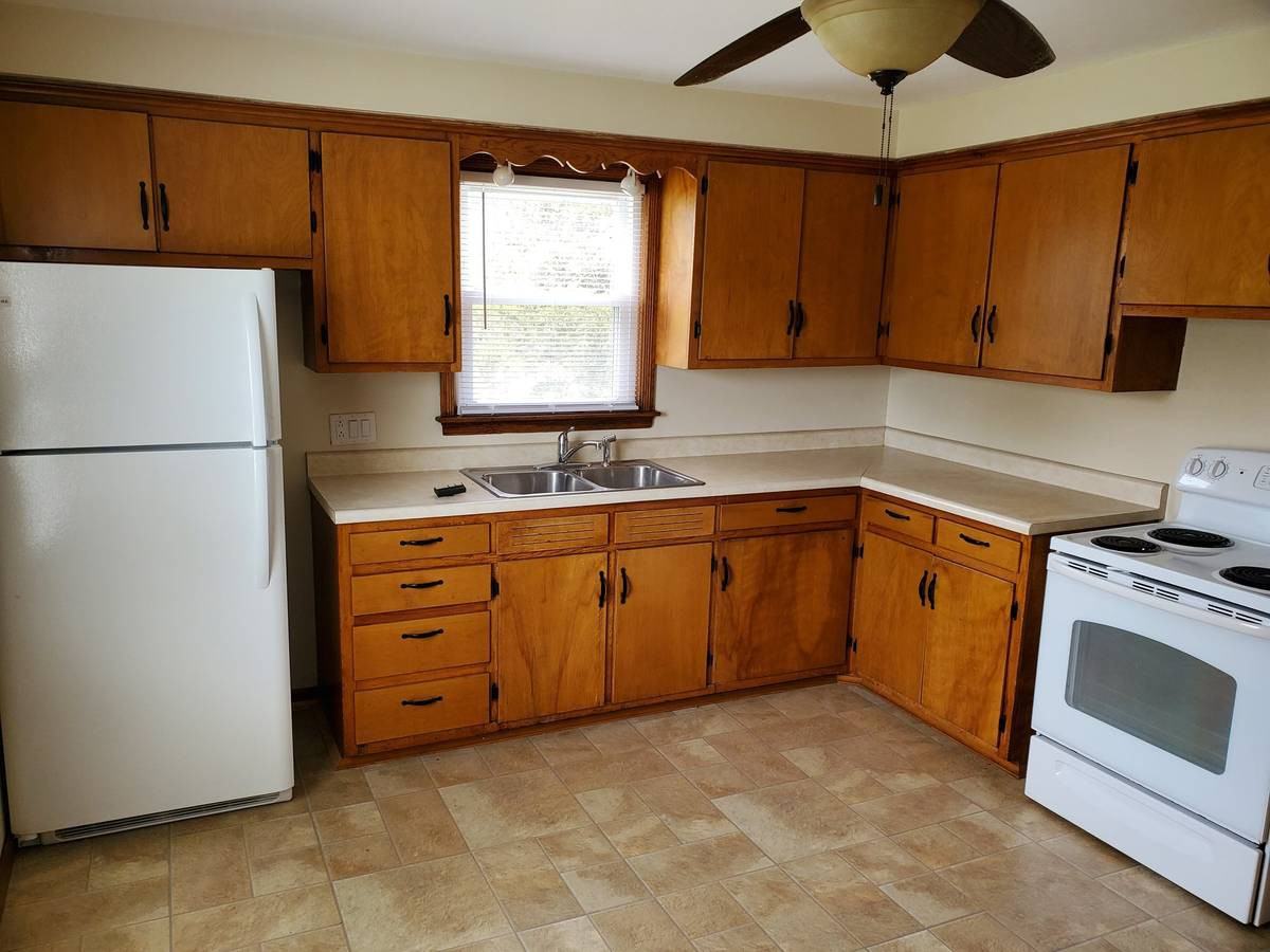 923 Dickson Parkway - Photo 3 of 6