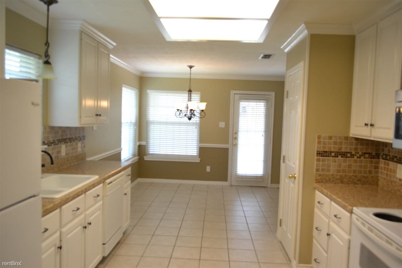 1002 Gardenia St - Photo 3 of 14