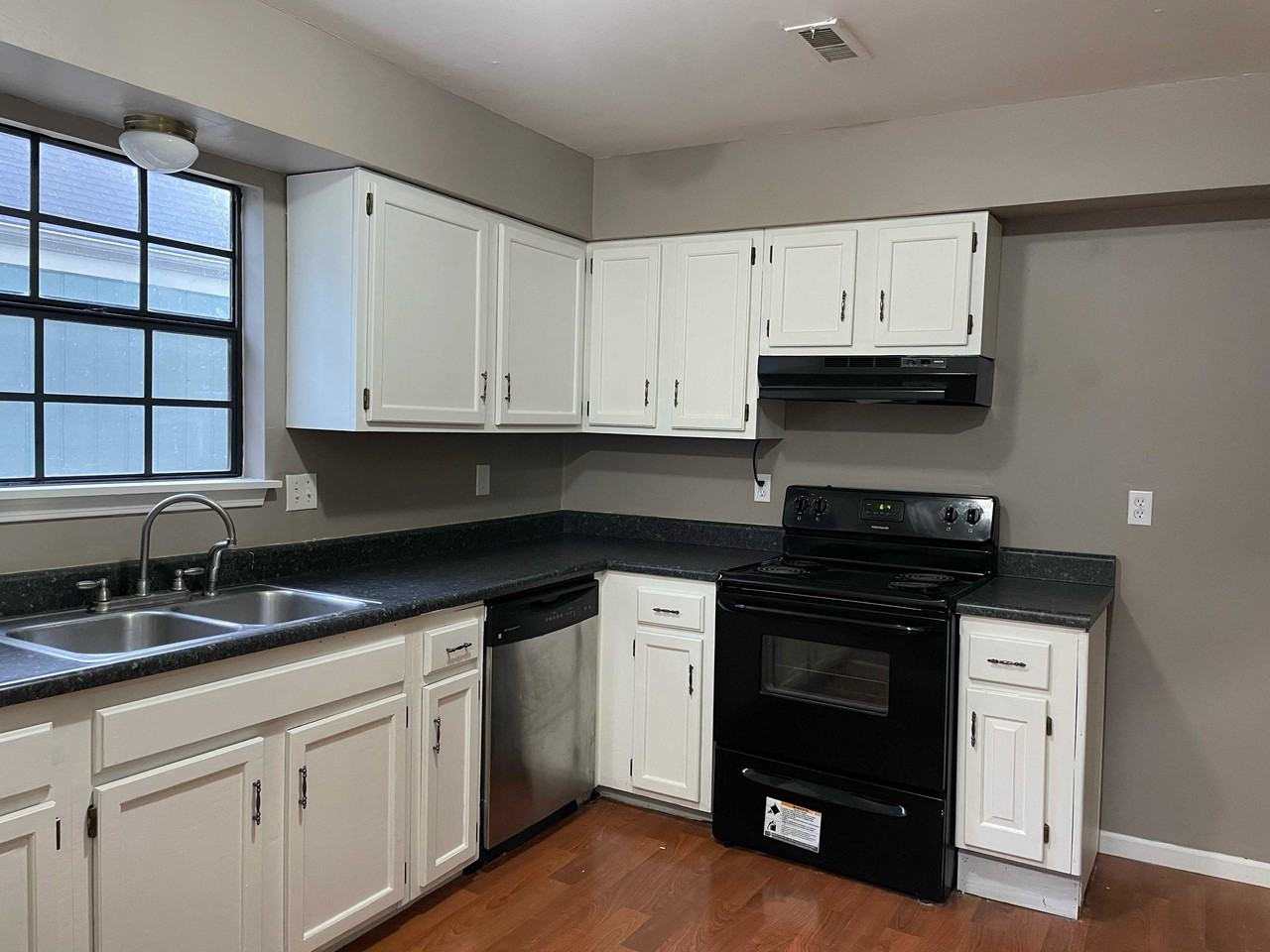 3201 Creekwood Dr - Photo 2 of 15