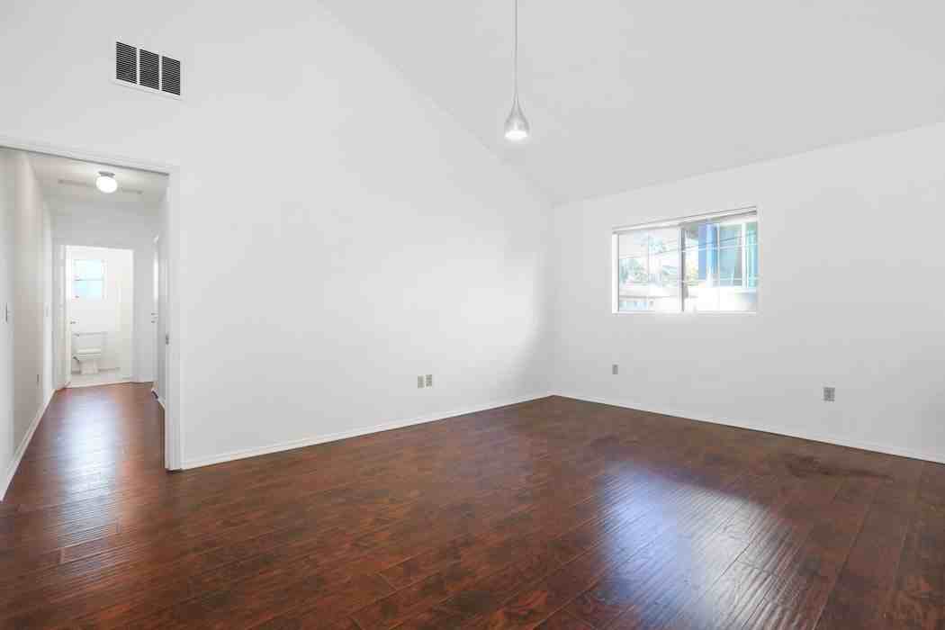 1753 N Kenmore Ave - Photo 3 of 26