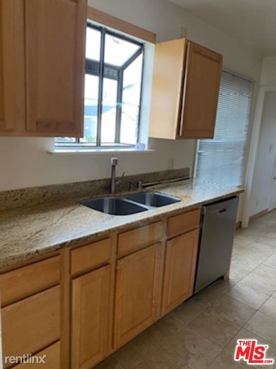 17600 Calvert St - Photo 3 of 8