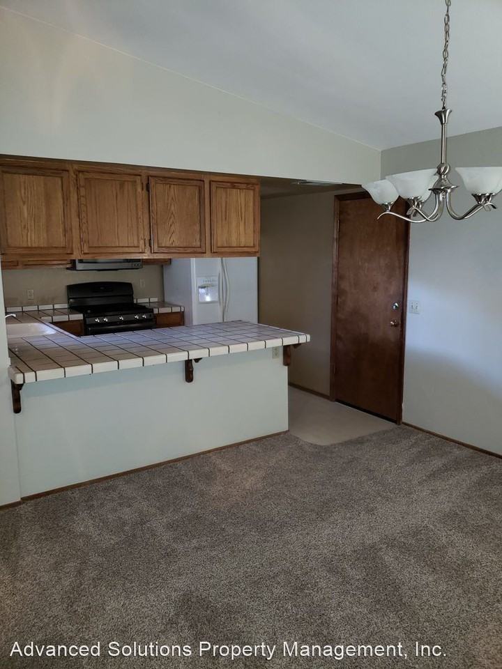 1711 Soda Springs Cir - Photo 2 of 13