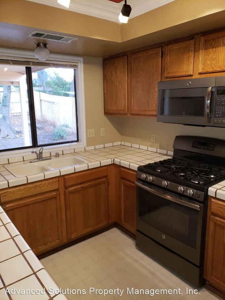 1711 Soda Springs Cir - Photo 3 of 13