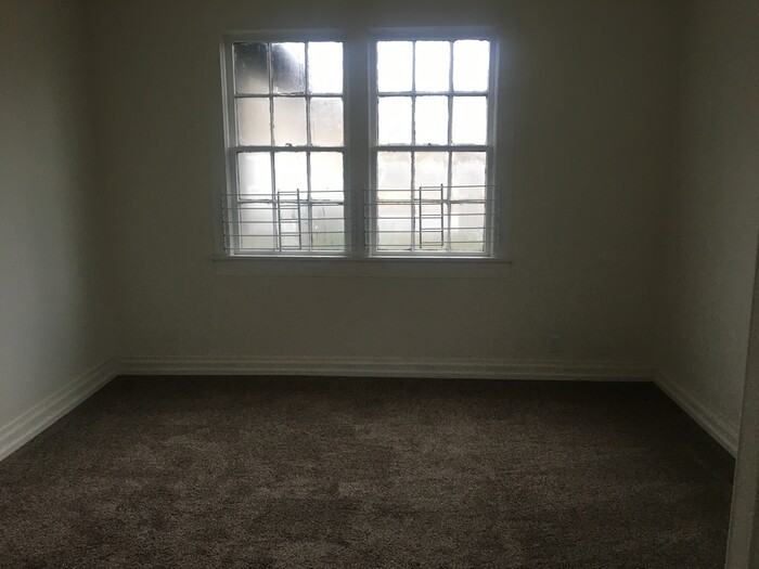 410 6th St - Photo 2 of 6