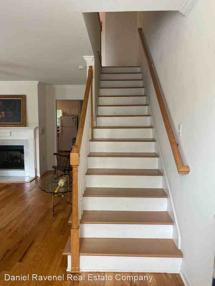 868 Colony Dr - Photo 3 of 39