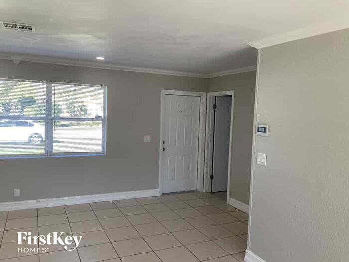 4920 Nw 11th St - Photo 2 of 25