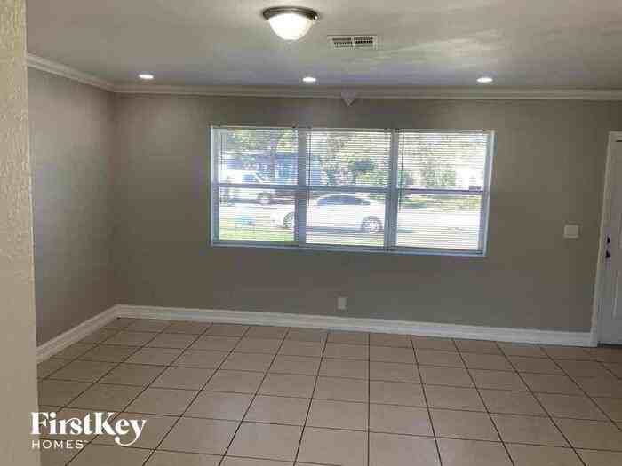 4920 Nw 11th St - Photo 3 of 25