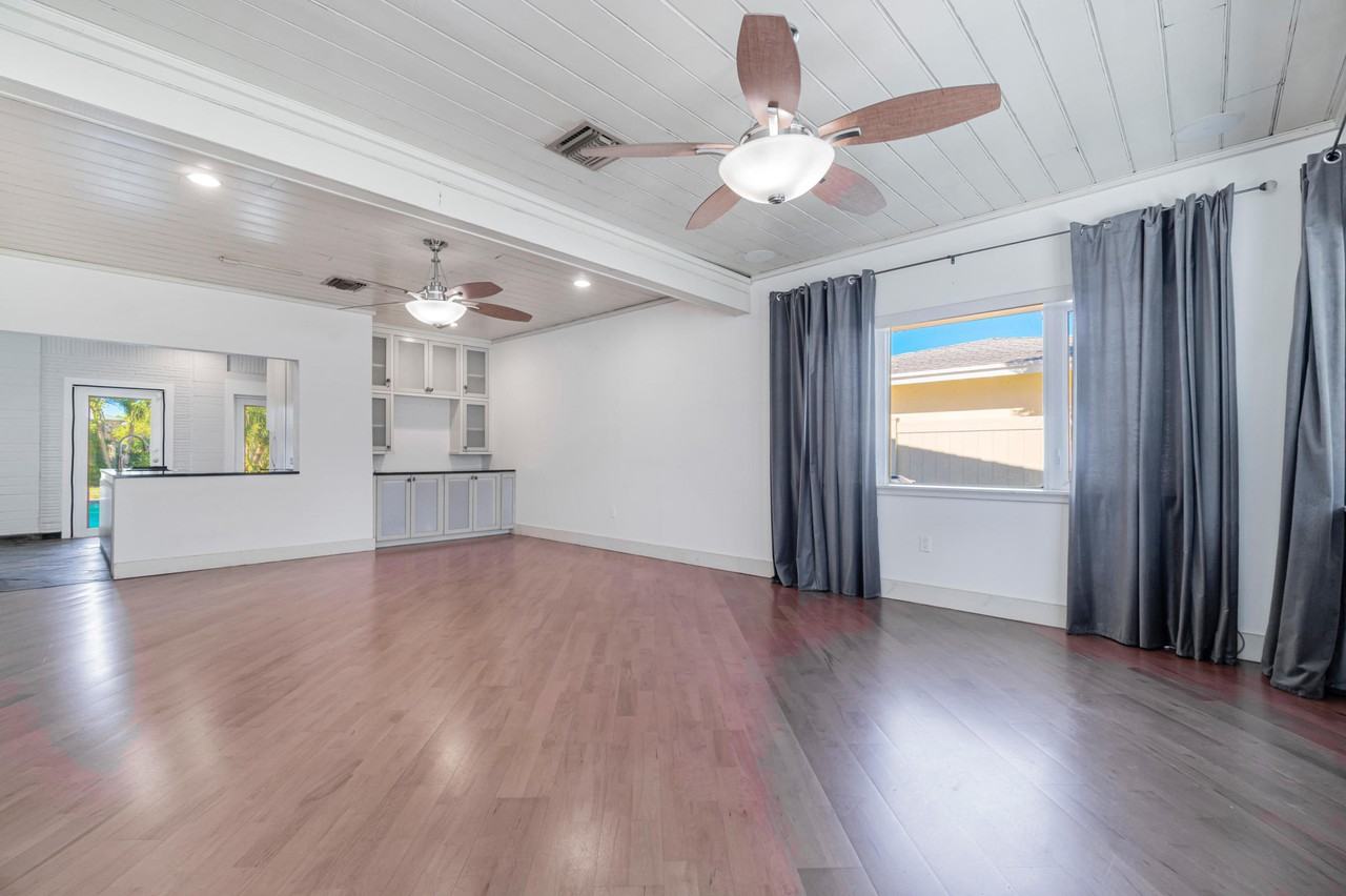 1009 South Palmway - Photo 2 of 20