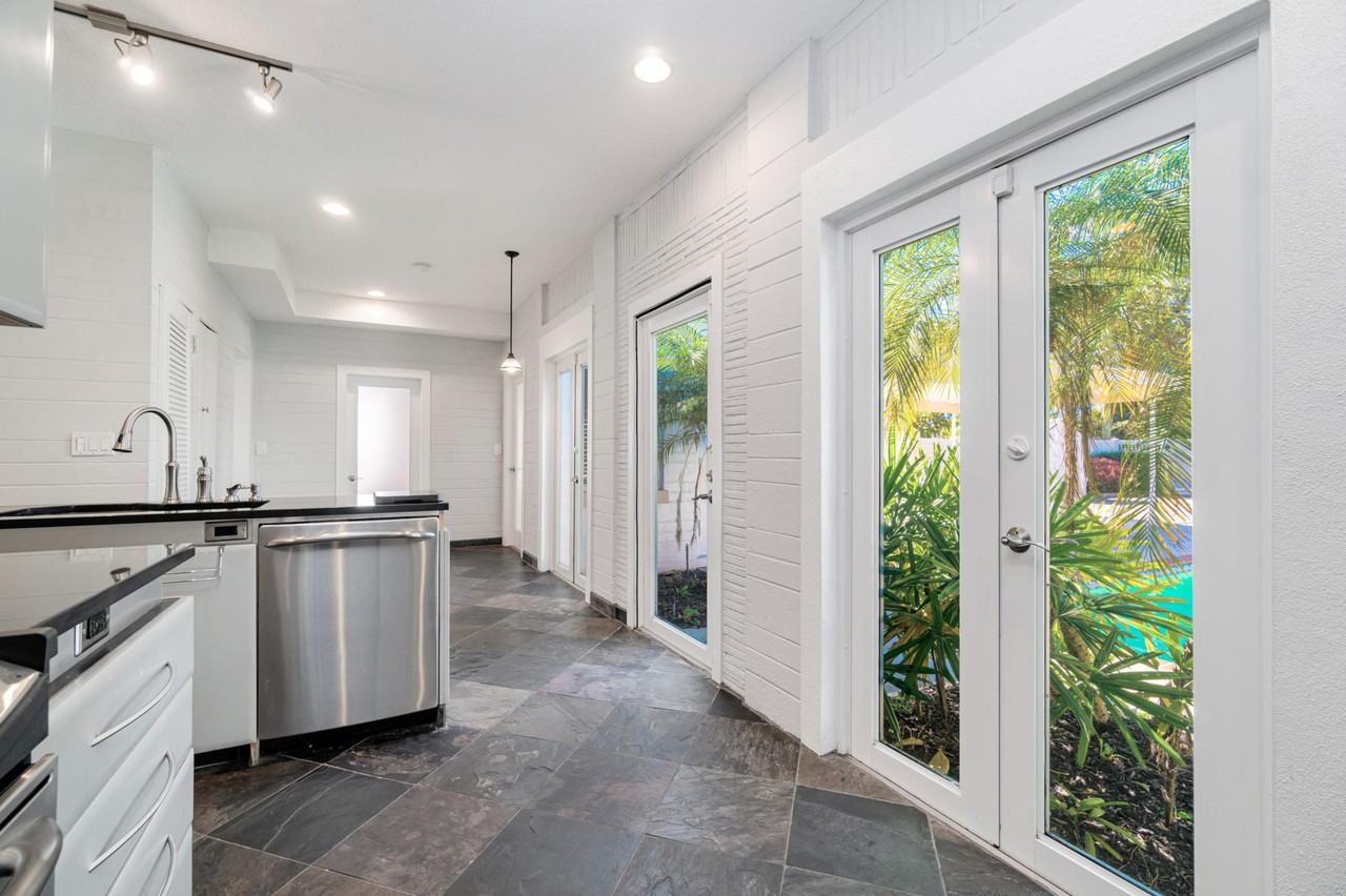 1009 South Palmway - Photo 3 of 20
