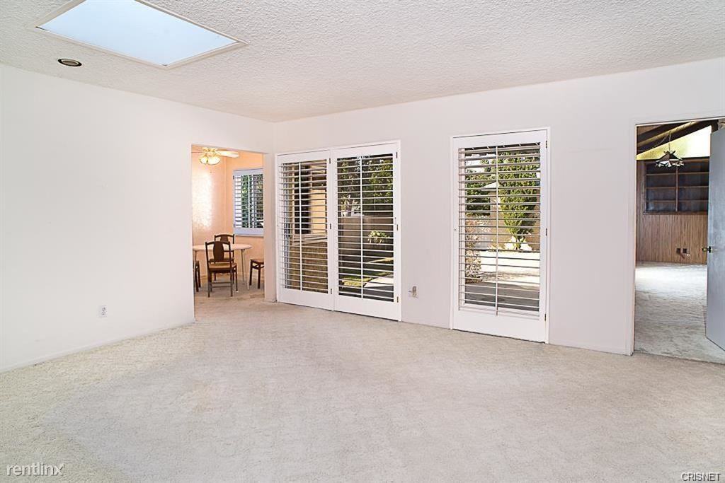 10101 Sophia Ave - Photo 3 of 10
