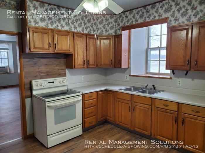 25501 Fairfield Rd - Photo 2 of 9