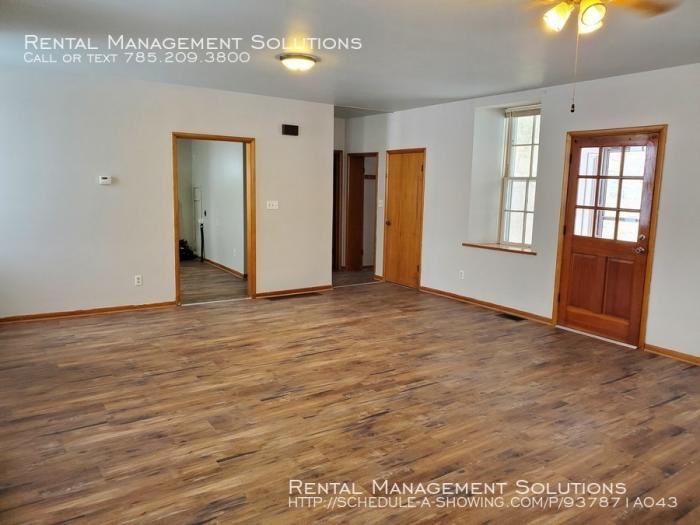 25501 Fairfield Rd - Photo 3 of 9