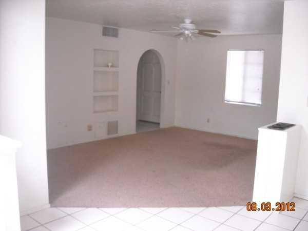 2536 N Stewart Ave - Photo 3 of 21