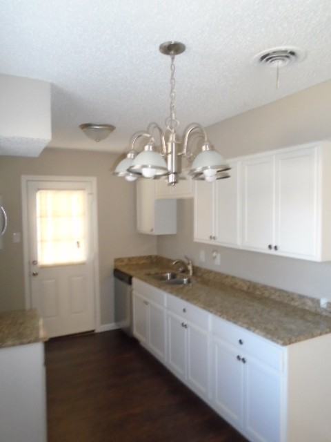 2000 Mount Pleasant Dr - Photo 3 of 9