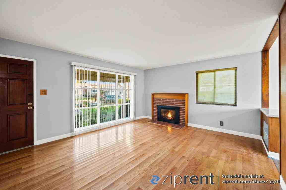 1660 Arena St - Photo 3 of 20