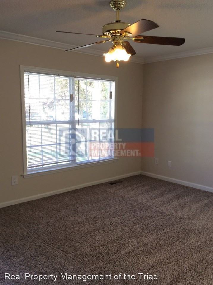 15 Wimbledon Ln - Photo 3 of 28