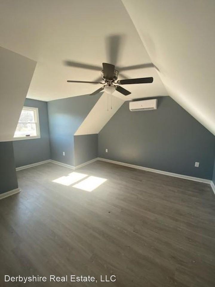 703 E Riverside Dr - Photo 2 of 13