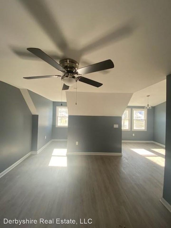 703 E Riverside Dr - Photo 3 of 13