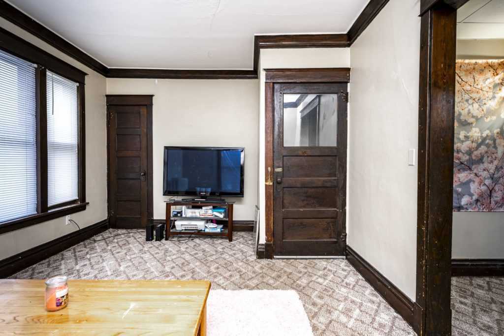 814 E 5th St - Photo 2 of 16
