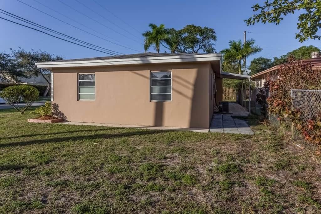 1340 Sw 32nd Ave - Photo 3 of 28
