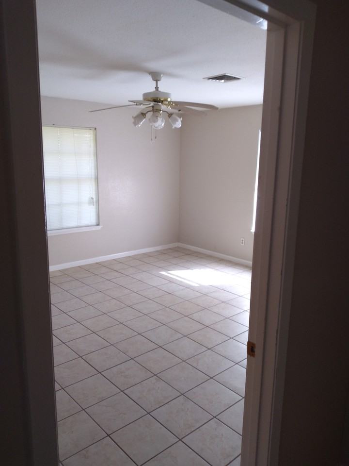 825 Avenue B - Photo 3 of 15
