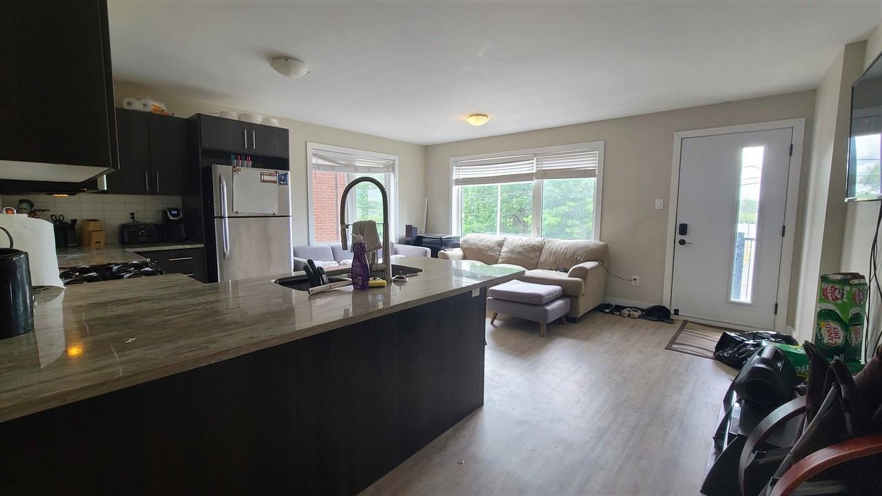 1081 Bronson Ave 1, Ottawa, ON K1S None 6 Bedroom Apartment for 675