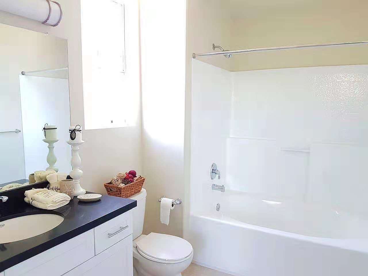 1561 S Barrington Ave - Photo 4 of 5