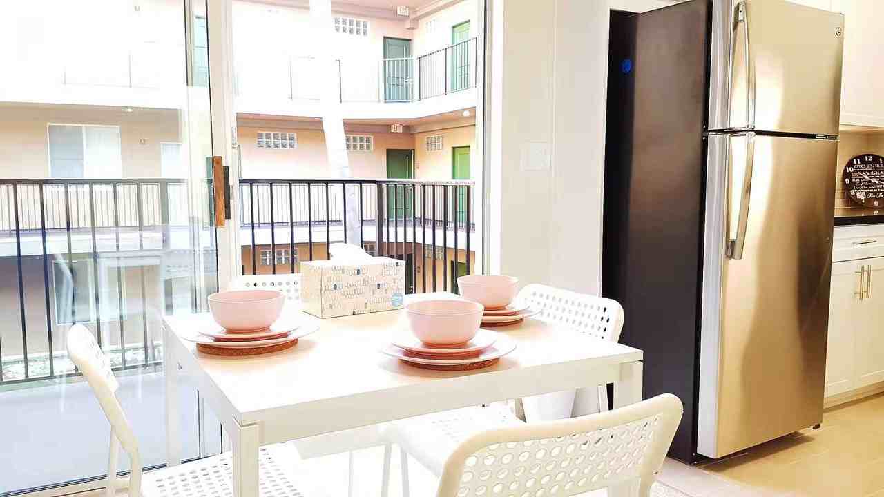 1561 S Barrington Ave - Photo 5 of 5