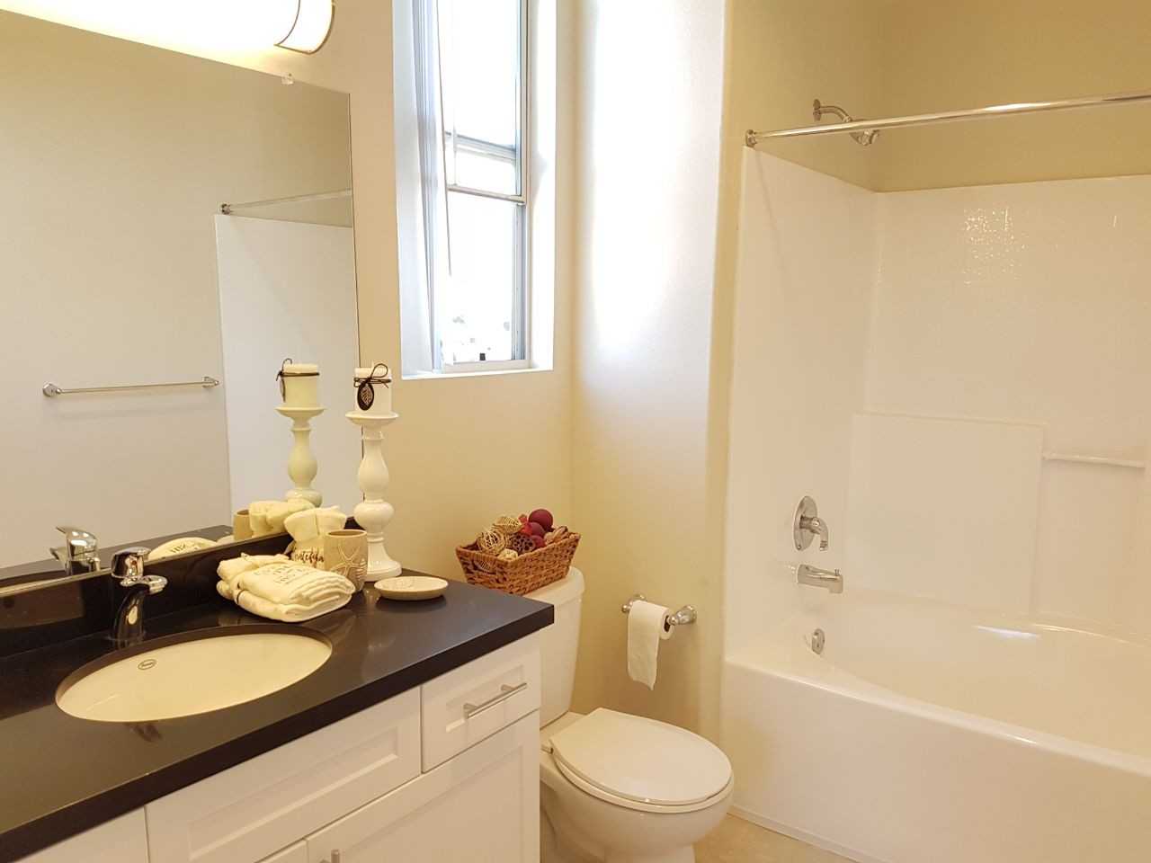 1561 S Barrington Ave - Photo 4 of 8