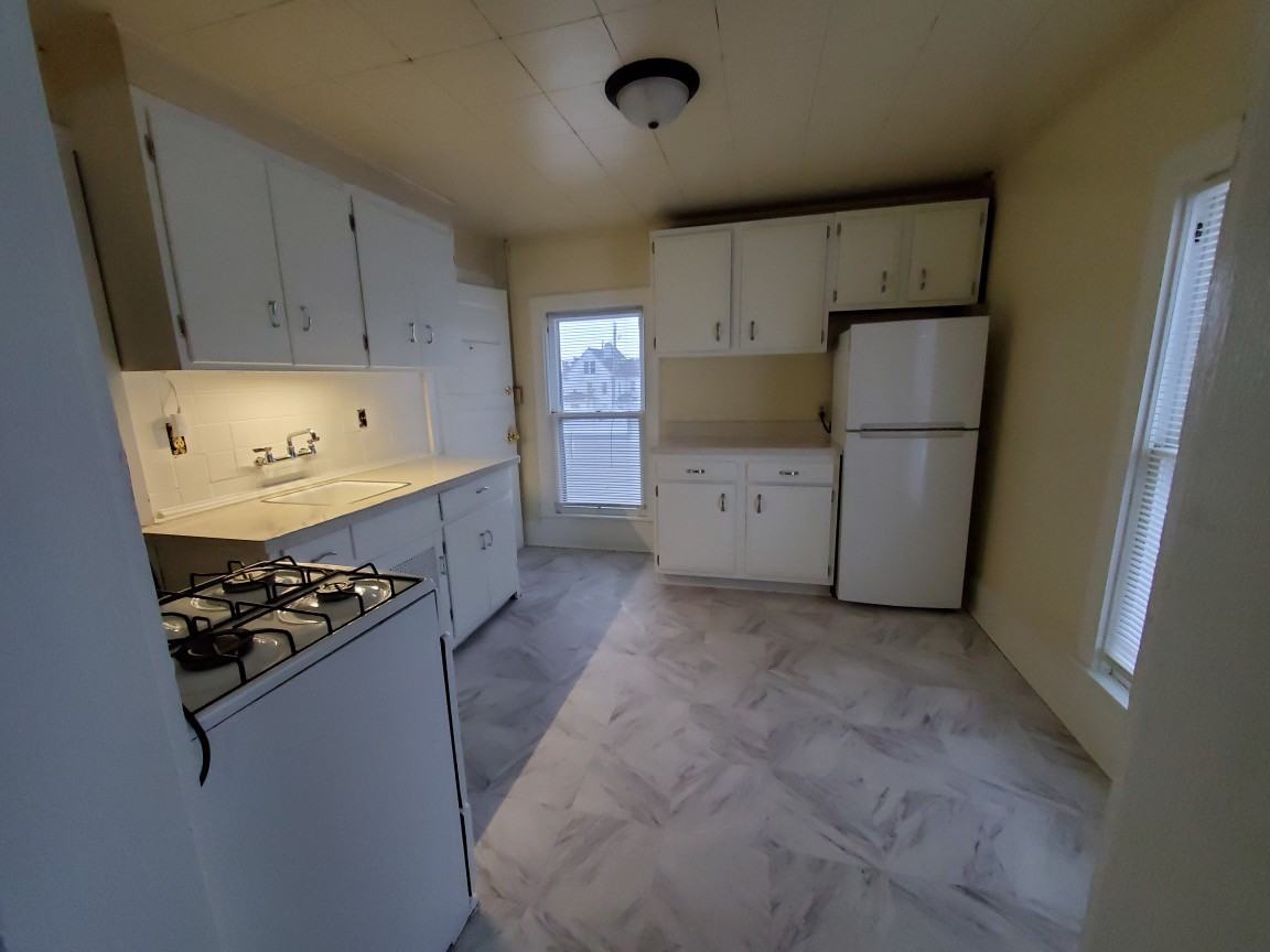 626 W 7th St #4