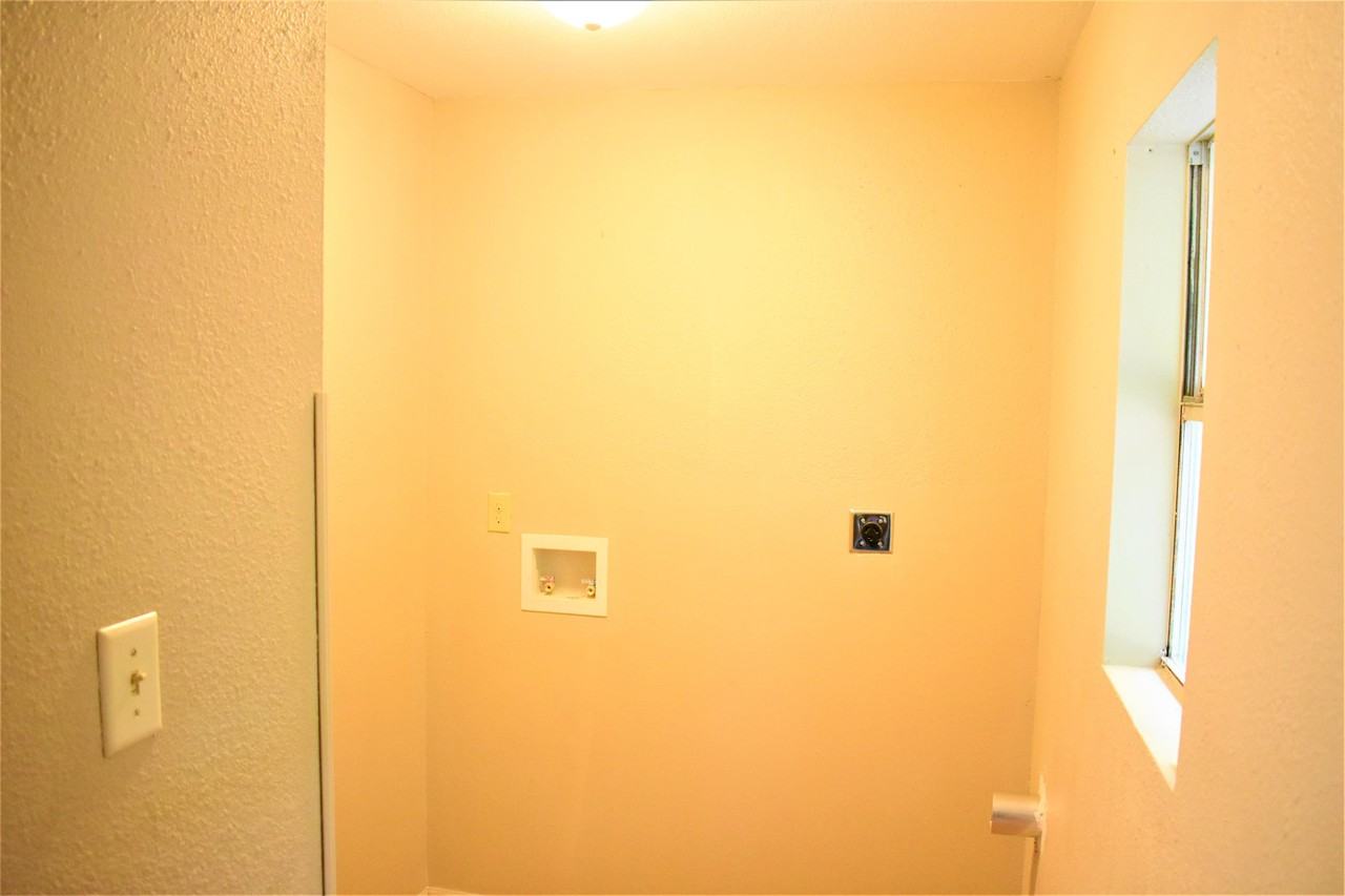 2114 Railroad St #1 - Photo 4 of 9