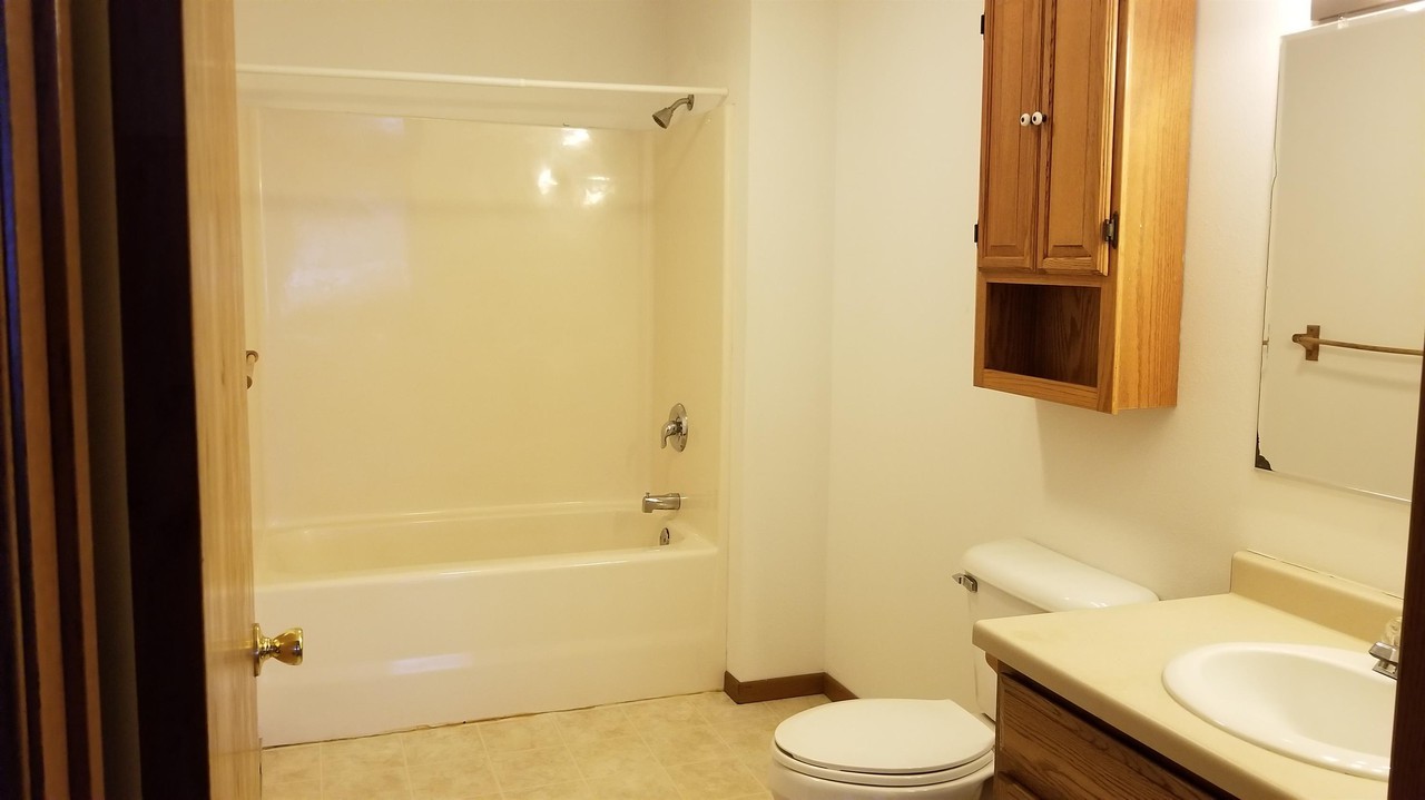 EJ Manor Appartments - 1314 Main Street #1 - Photo 5 of 6