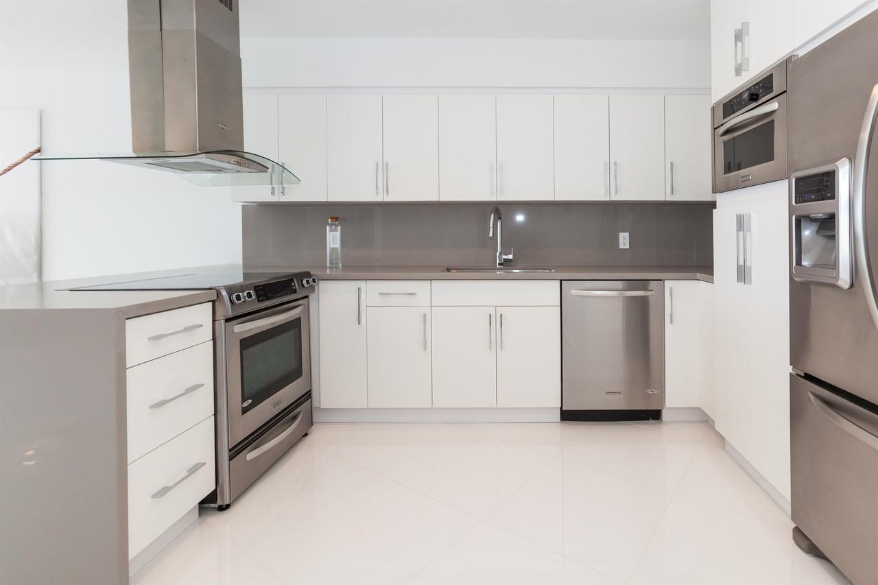 5161 Collins Avenue #1 - Photo 6 of 50
