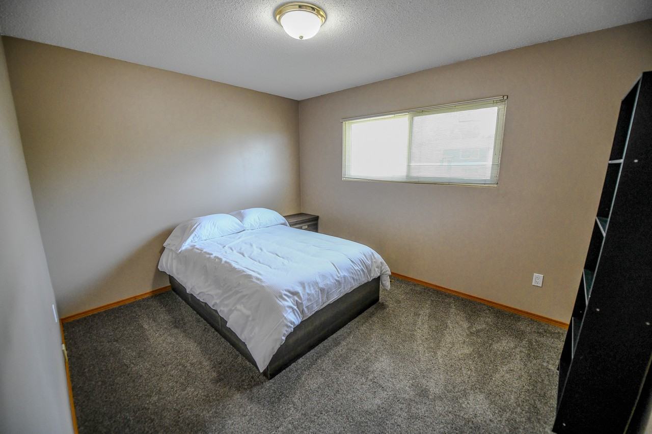 9704 118 Avenue - Photo 6 of 12