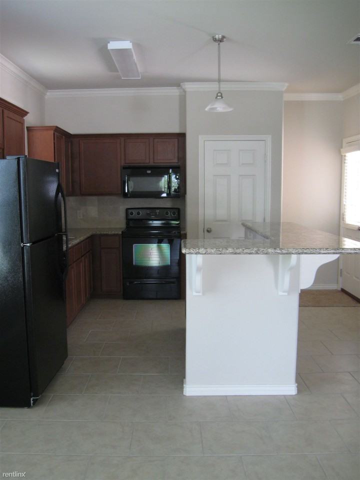 305 Sterling St - Photo 3 of 11