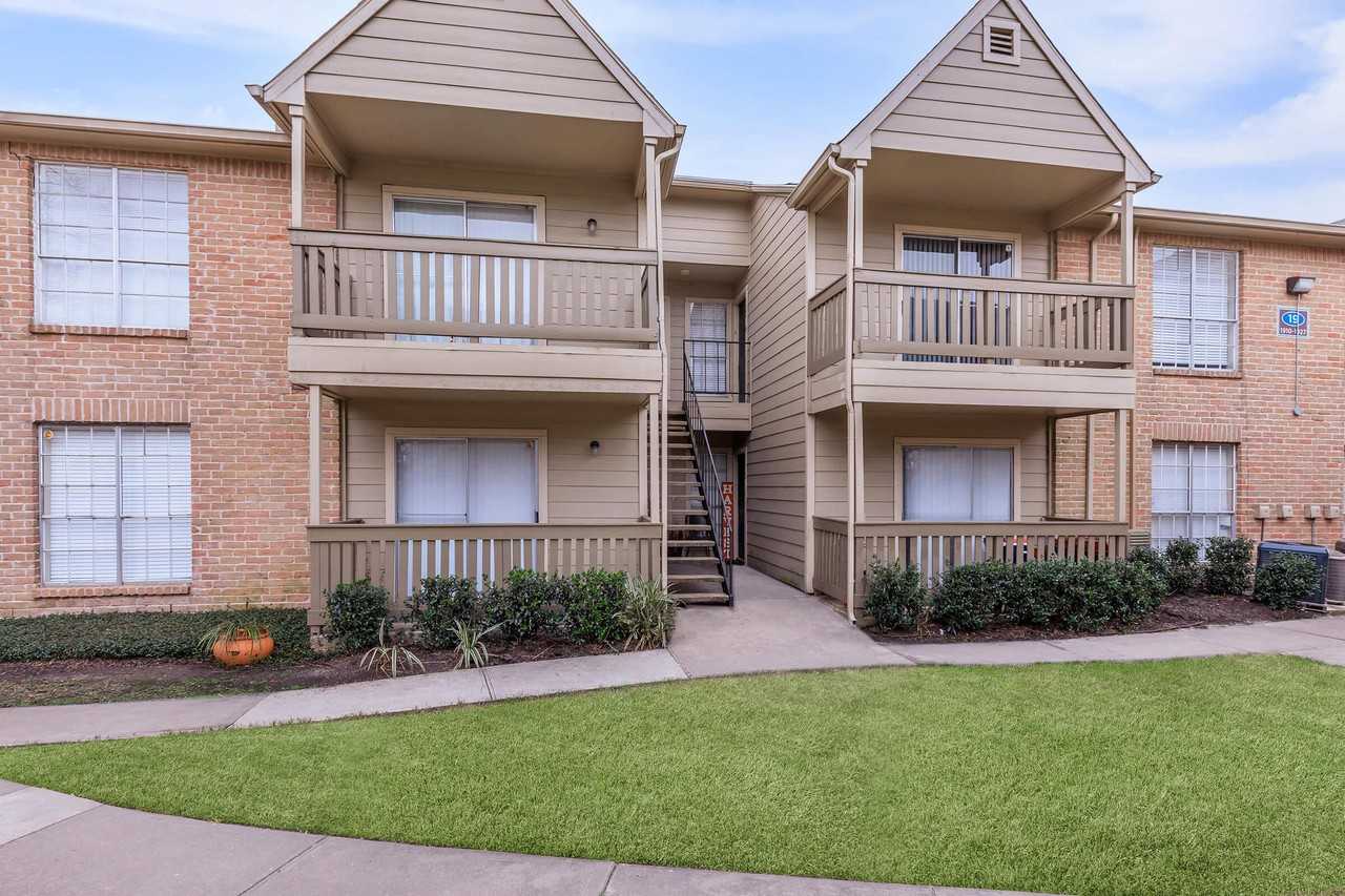 The Victorian 9400 Coventry Square Dr, Houston, TX 77099 Apartment