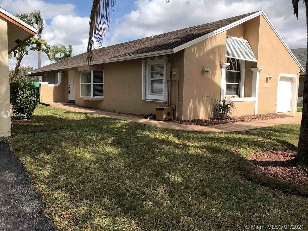 9803 Southwest 59th Street - Photo 2 of 21