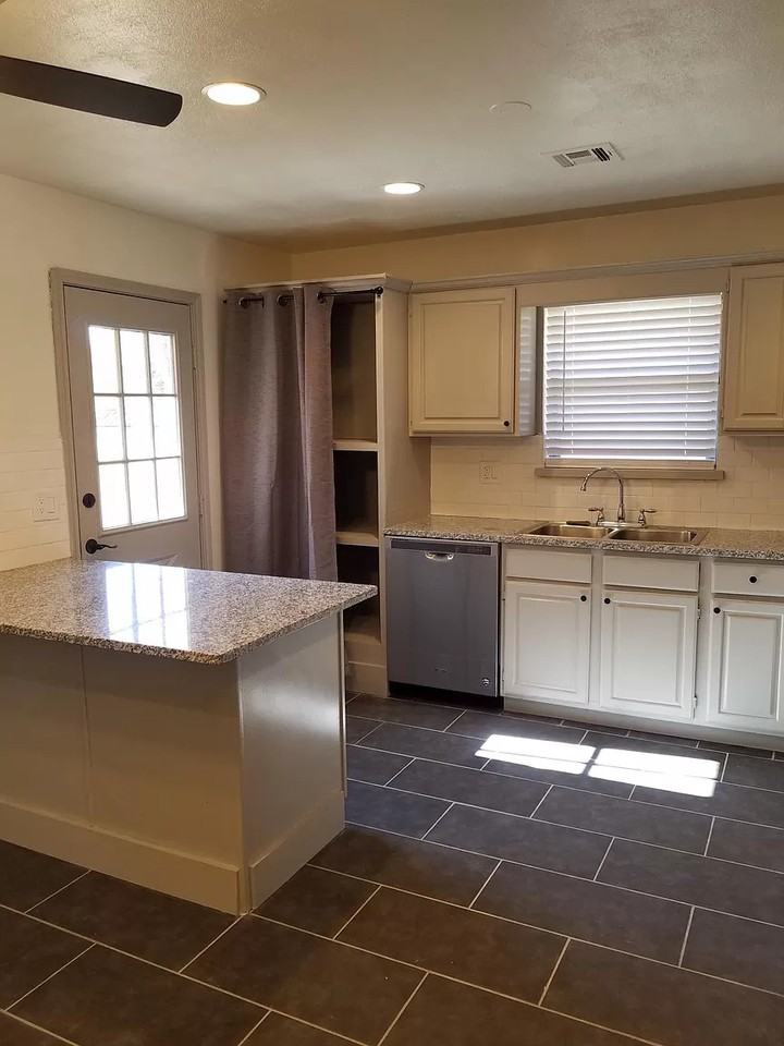 3724 Nw 52nd St #1 - Photo 5 of 17