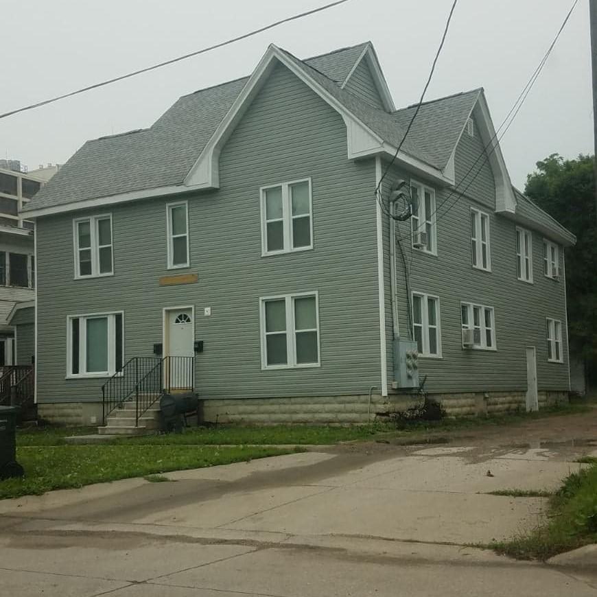611 1/2 W 1st St