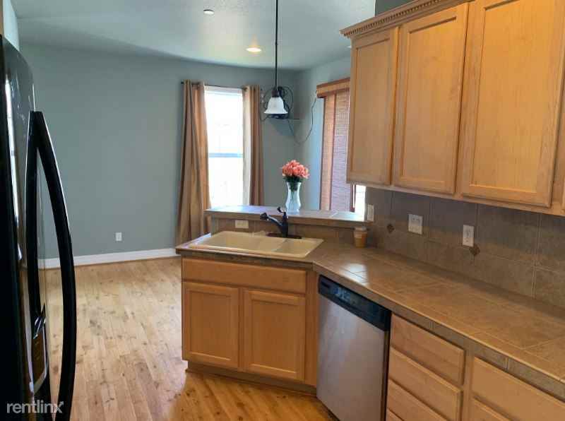 1526 Ne Market Dr - Photo 2 of 18