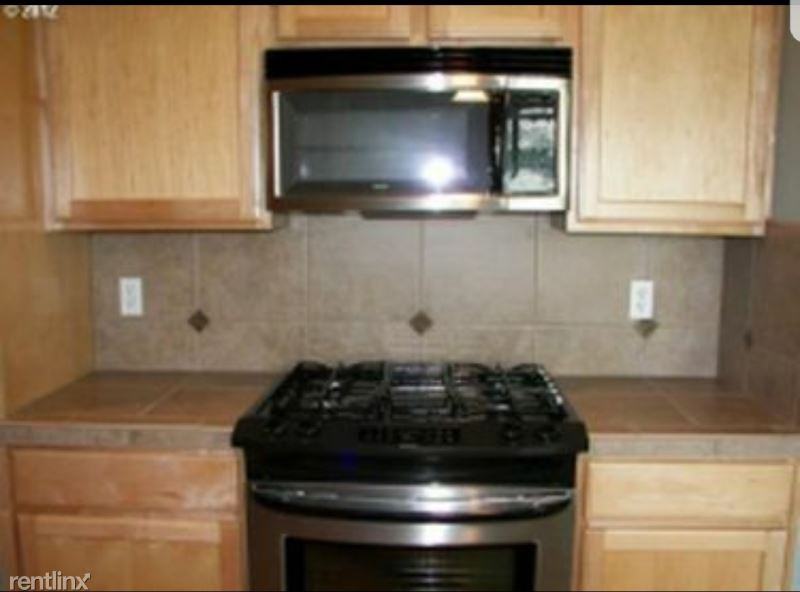 1526 Ne Market Dr - Photo 3 of 18